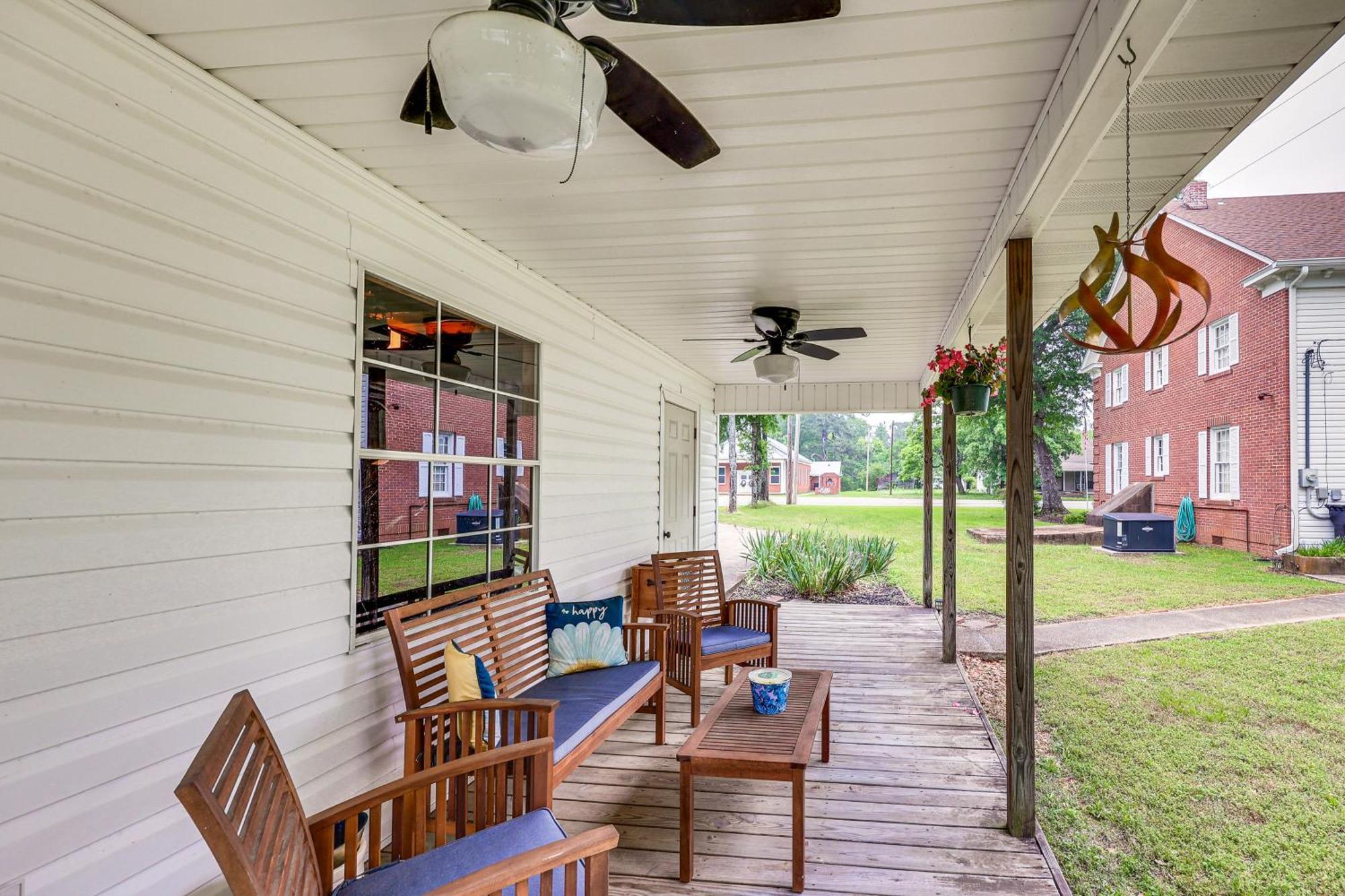 Delightful Retreat With Fireplace And Large Yard! Exteriör bild