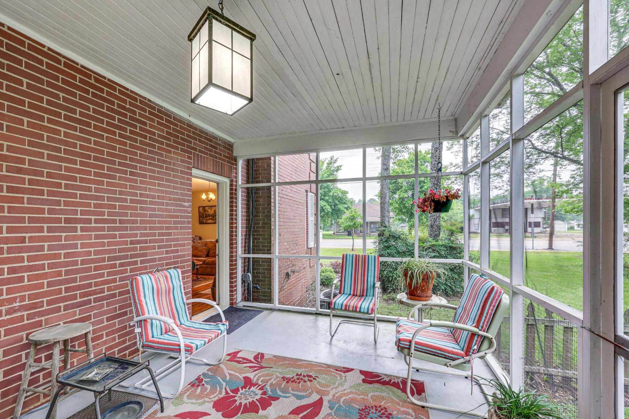 Delightful Retreat With Fireplace And Large Yard! Exteriör bild