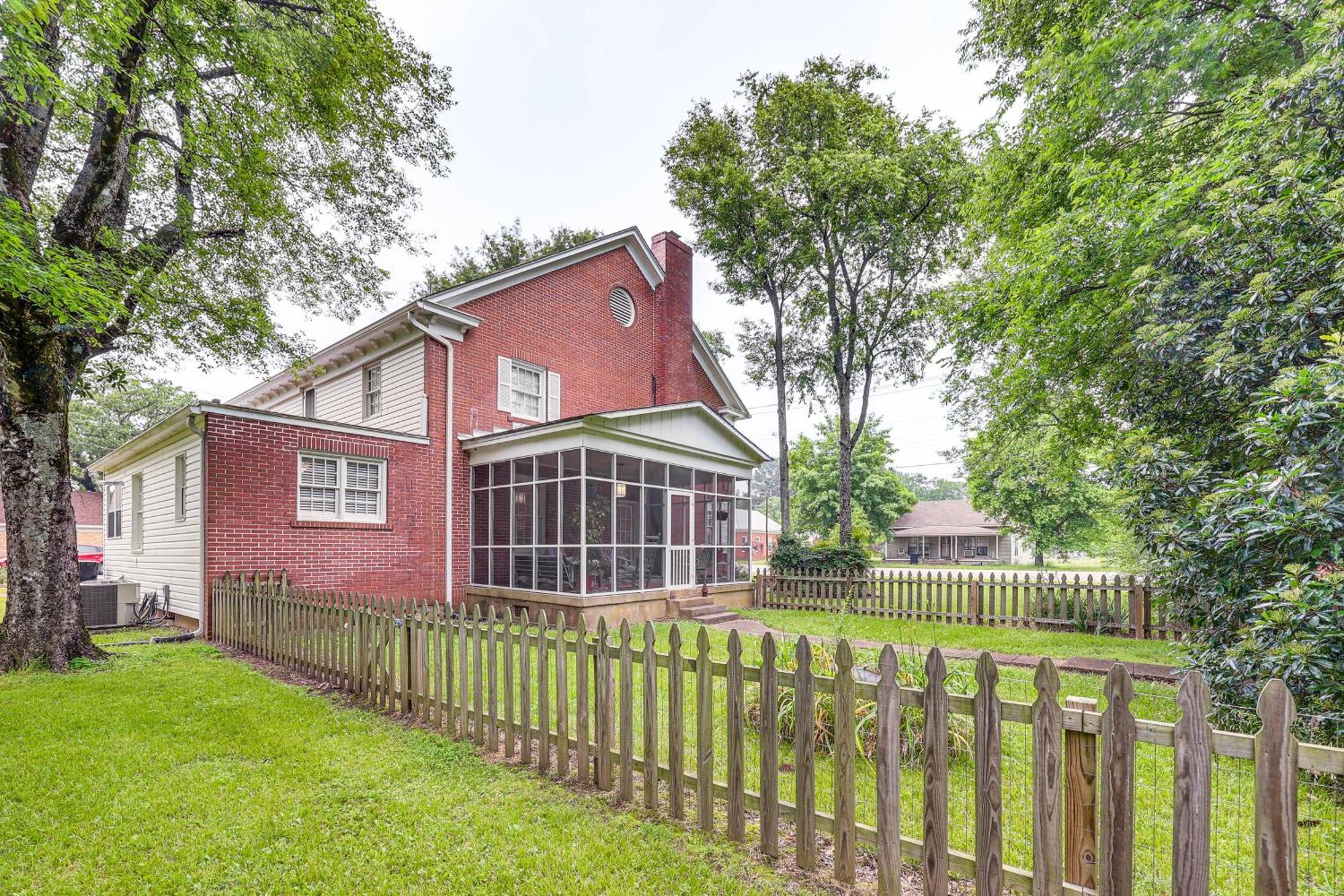 Delightful Retreat With Fireplace And Large Yard! Exteriör bild