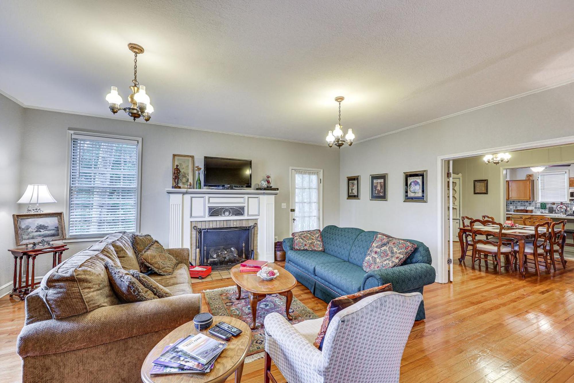 Delightful Retreat With Fireplace And Large Yard! Exteriör bild