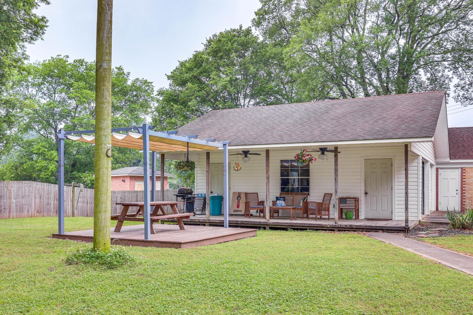 Delightful Retreat With Fireplace And Large Yard! Exteriör bild