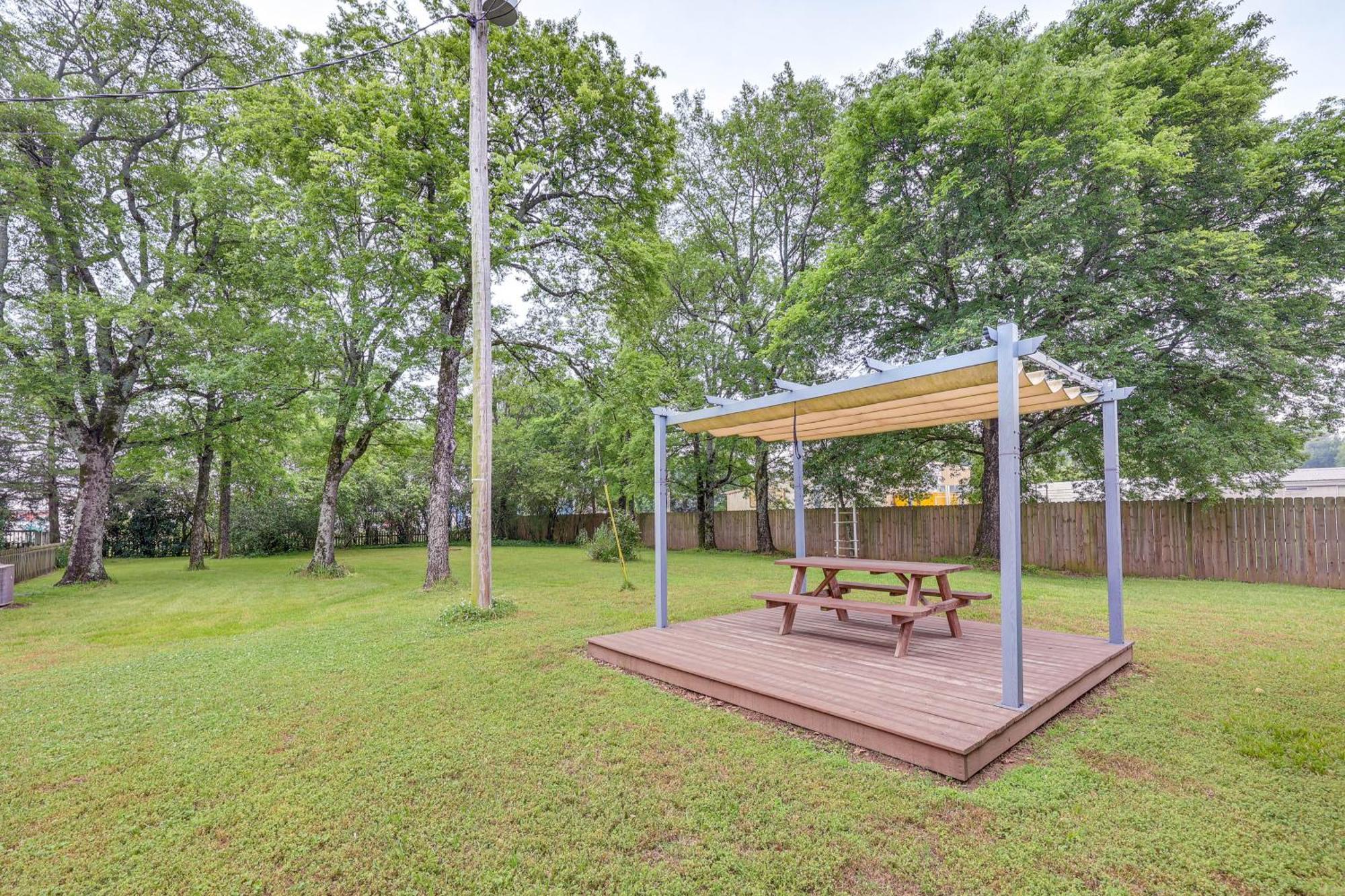 Delightful Retreat With Fireplace And Large Yard! Exteriör bild