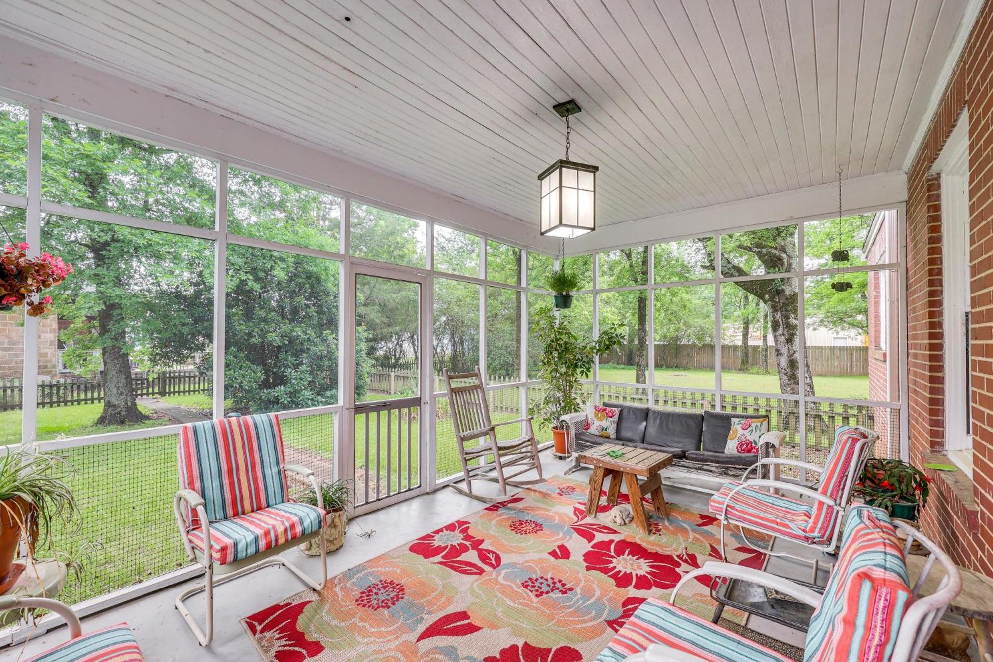 Delightful Retreat With Fireplace And Large Yard! Exteriör bild