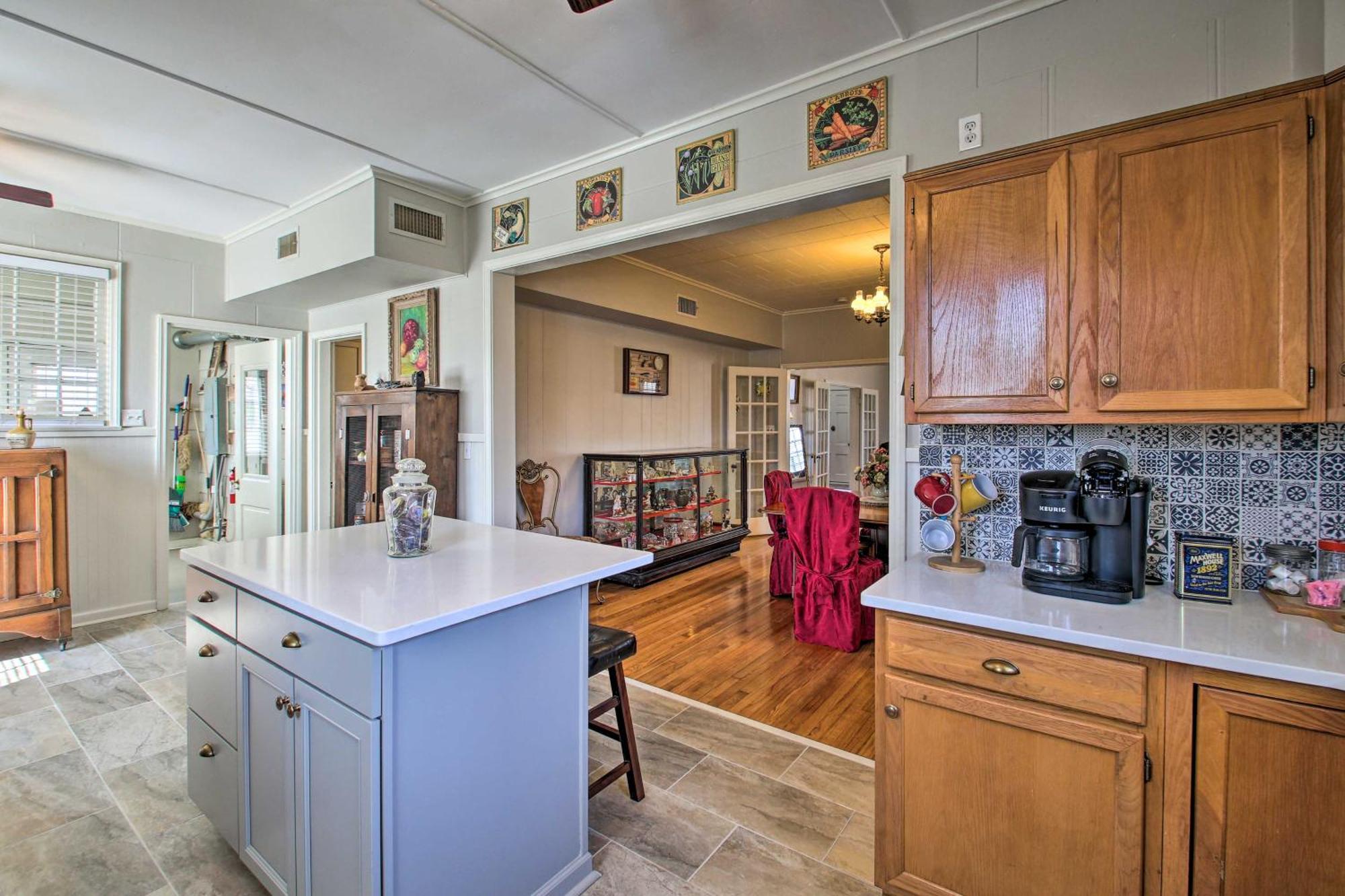 Delightful Retreat With Fireplace And Large Yard! Exteriör bild
