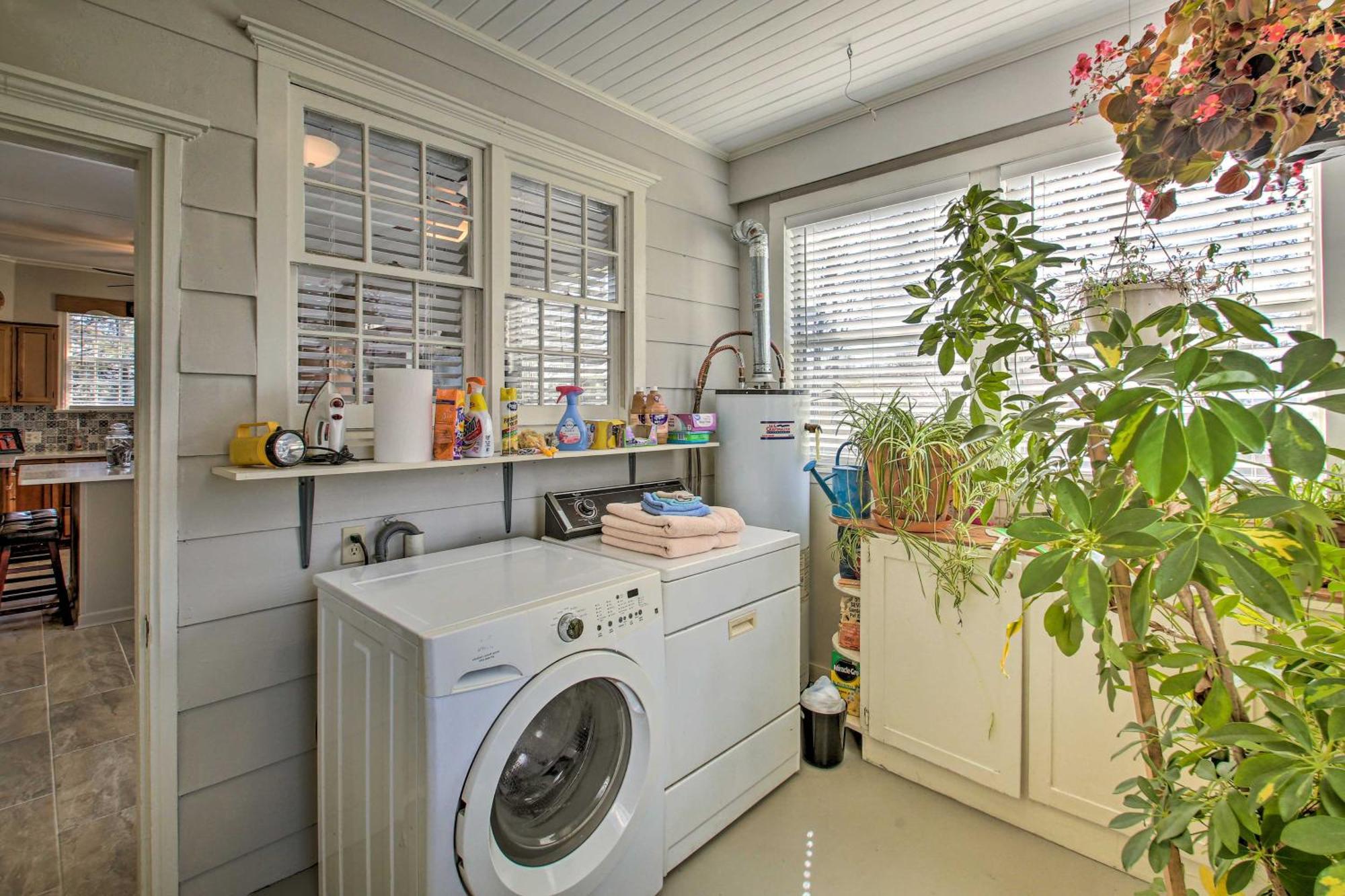 Delightful Retreat With Fireplace And Large Yard! Exteriör bild